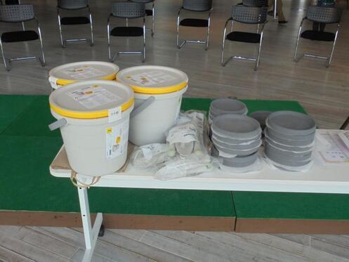 写真：ガーデニング用品を寄贈