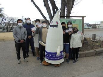 写真：ウドラと記念撮影の様子