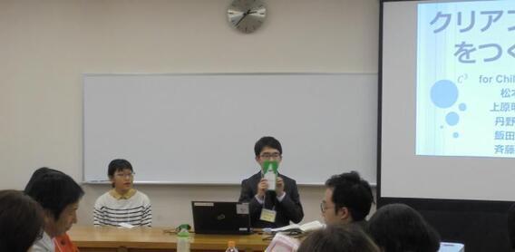 写真：クリアファイルの完成報告の様子