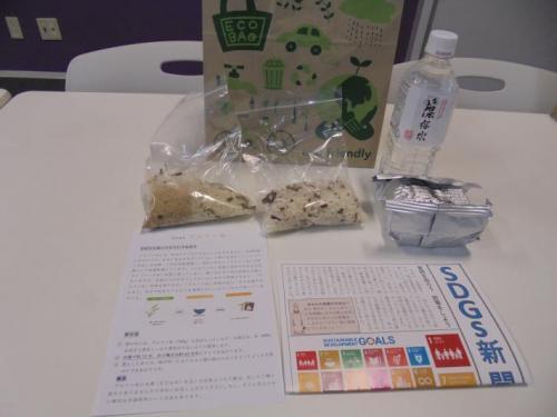 写真：新聞と防災備蓄品のセット