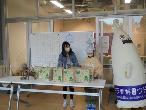 写真：ウドラの応援もあって無事配布終了の様子