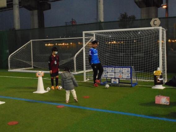 写真：PKや1対1でのプロに挑戦できる体験コーナーの様子