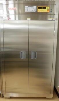 写真：食器消毒保管庫