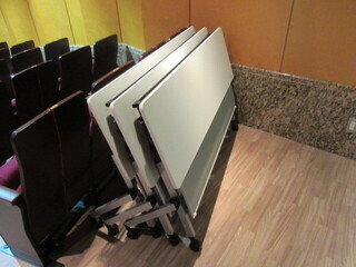 写真：女性総合センターホールテーブルほか購入