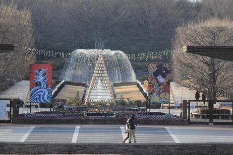 写真：昭和記念公園の噴水前を若い男女が歩いている様子