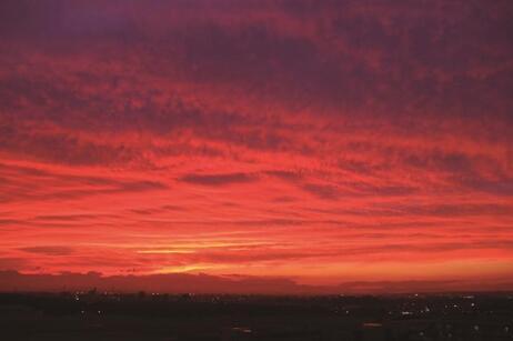 写真：高層マンションから眺める燃えるような夕日