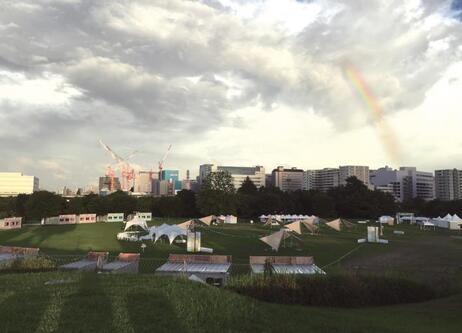 写真：誰もいない緑の文化ゾーンに虹がかかった様子