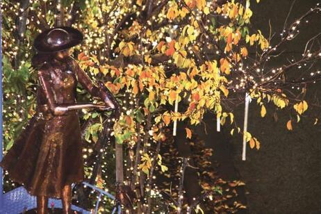 写真：立川欅イルミネーションと女の子の像