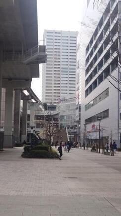 写真：サンサンロードから見上げる立川タクロス