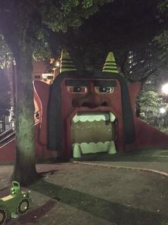 写真：夜に撮影されたオニ公園の様子