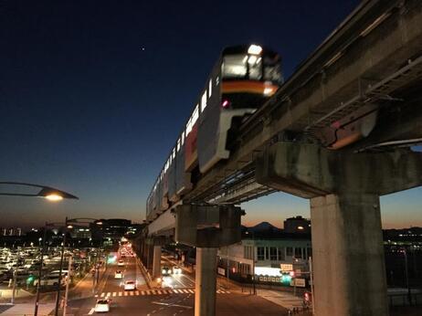 写真：夕暮れ時の多摩都市モノレールと富士山