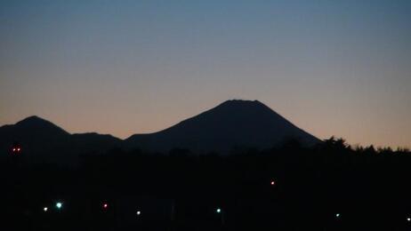 写真：夕暮れ時に撮影された富士山