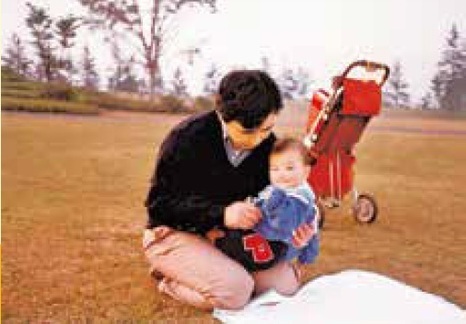 写真：30年前に撮影した長男とツーショット