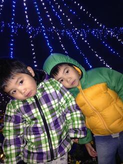 写真：昭和記念公園のイルミネーションと子供たち