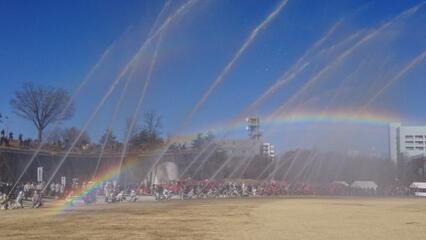 写真：消防署員・団員の出初式の一斉放水の様子