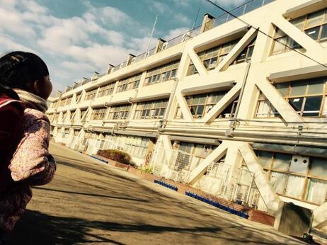 写真：平成30年3月末で閉校するけやき台小を見上げる女の子