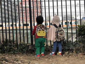 写真：中央線を仲良く眺めるこどもたち