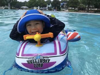 写真：プールで遊ぶこども