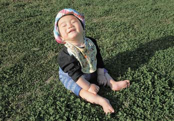 写真：芝生に座る子ども