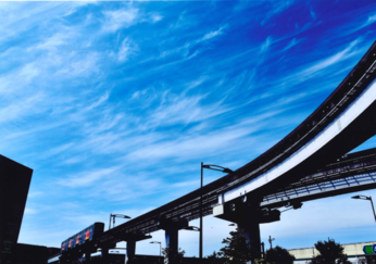 写真：多摩モノレールと青空