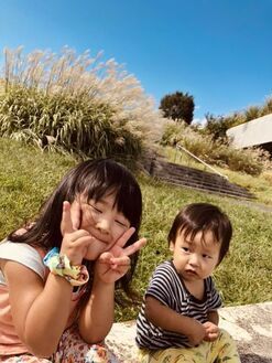 写真：ピースをする女の子と男の子