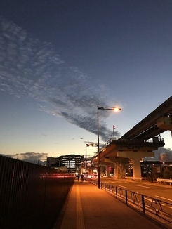 写真：夕方の暗くなってきた空と雲と街並みの様子
