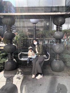 写真：ファーレ立川アートのベンチに座る男の子と母親