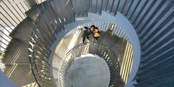 写真：螺旋階段の上から撮影された子どもたち