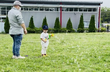 写真：みのーれ立川でシャボン玉遊びをする親子