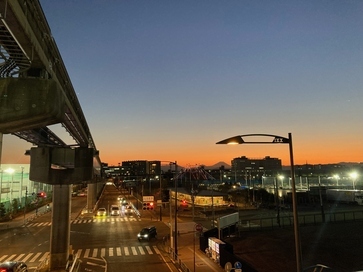 写真：モノレール沿いの夕焼けの様子