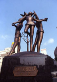 家族「ラ・ファミリア」像の写真