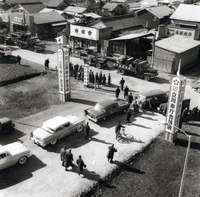 写真：市庁舎から立川通りへ出る乗用車の列