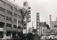 写真：駅前のモニュメント