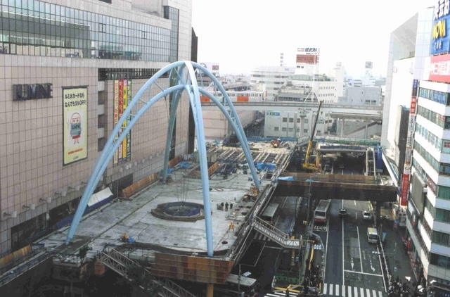 写真：建設中の北口デッキ