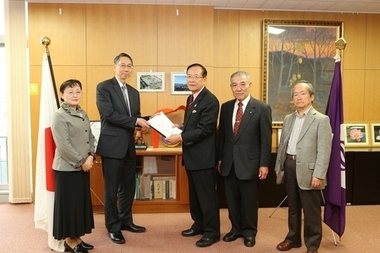 写真：市長に提言書を渡す立川市公共施設あり方委員会のみなさま