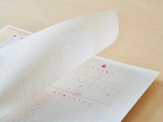 写真：複写式の婚姻届　複写