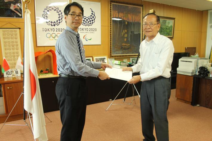 写真：答申金井会長