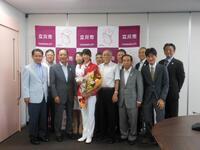 写真：朝長なつ美選手表敬訪問の様子