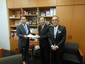 写真：陳情書提出の様子