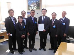 写真：要望書提出の様子