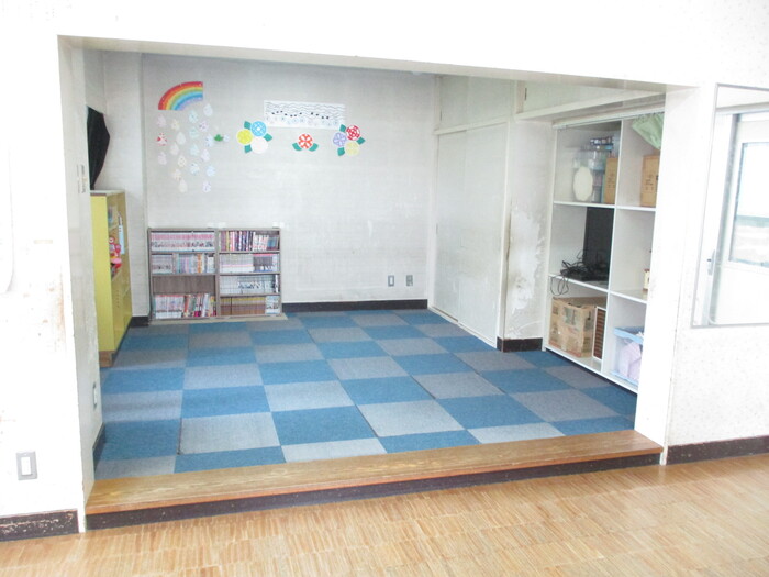 写真：保育室カーペット部屋