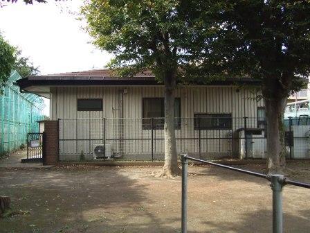 写真：校庭からの外観