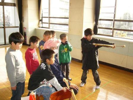 写真：弓矢的あてゲーム