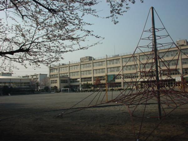 写真：立川市立松中小学校外観