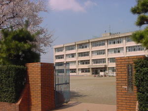 写真：立川市立上砂川小学校外観