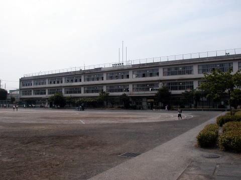 写真：立川市立第五小学校外観