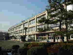 写真：立川市立柏小学校外観