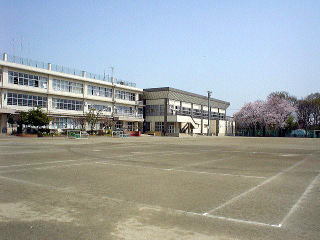 写真：立川市立立川第四中学校外観