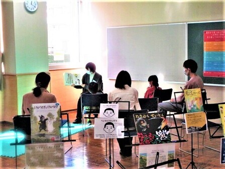 写真：幸学習館かわせみカフェでの読み聞かせの様子