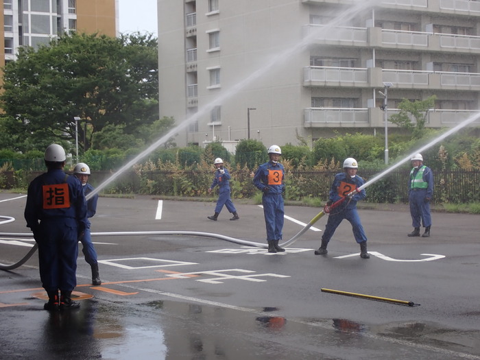 消防団9分団員が放水している様子